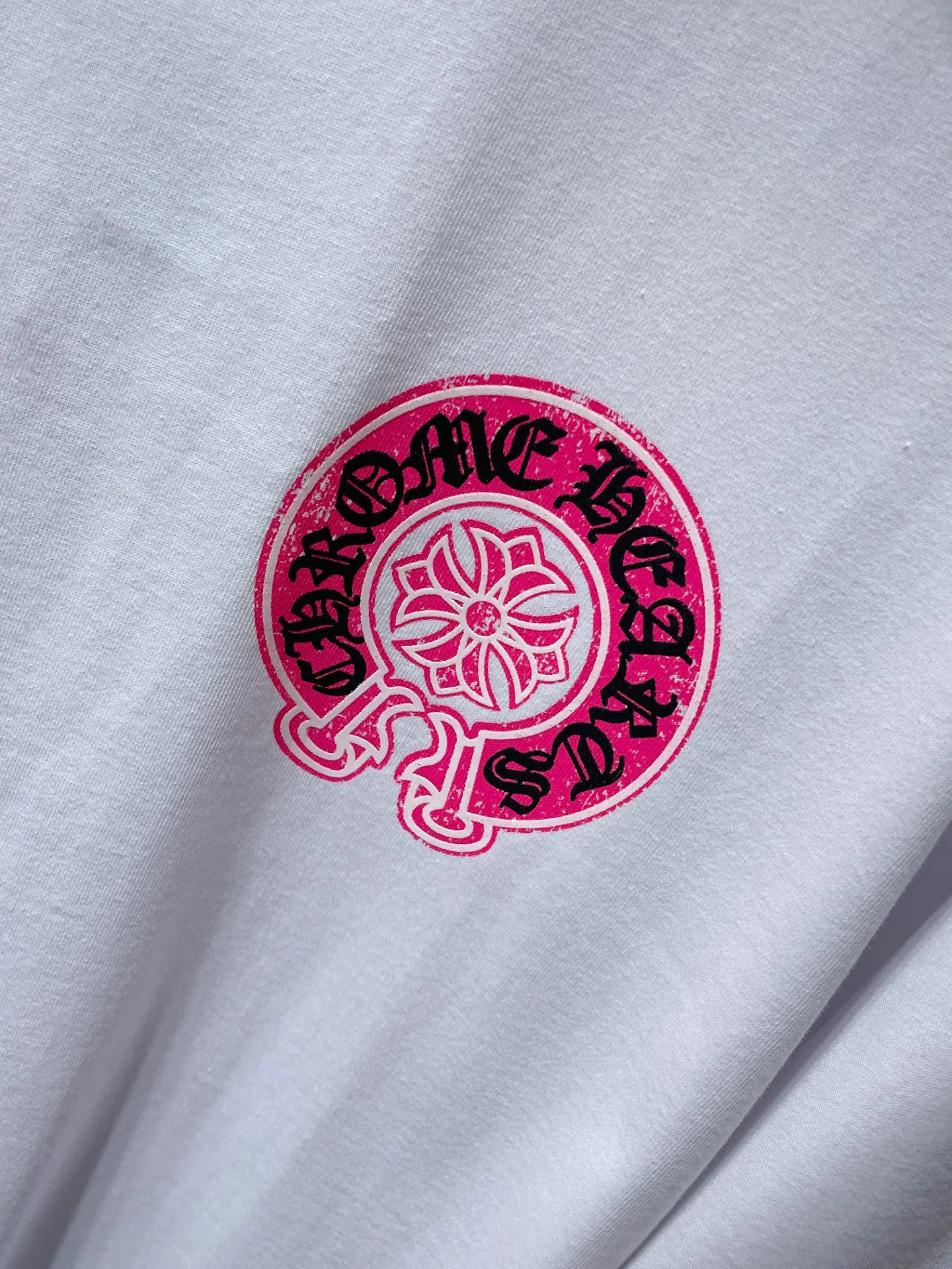 P144 New Chrome Hearts 25ss luminous version for summer! High-weight, environmentally friendly and high-quality top-quality fabric 260g~270g Crow distressed cross luminous short-sleeves. Counter synchronization. Re-engraved version 1:1. Recommended color: black, white. Size: S, M, L, XL.
